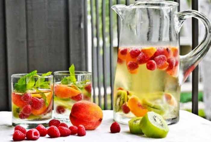 raspberry kiwi and peach detox water